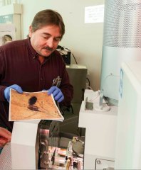 טים רוז (Rose), אחד החוקרים, ומכשיר מיקרואנליזת קרני X