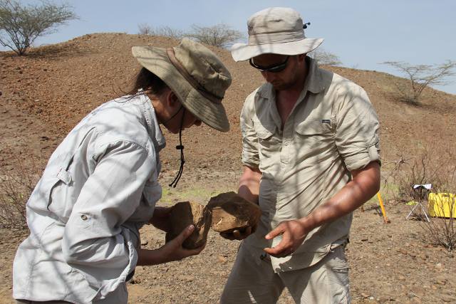 הרמאנד ולואיס בוחנים כלים שנחשפו בחפירה