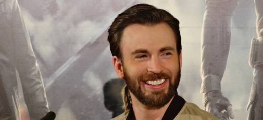 כריס אוונס בחיוך חושף שיניים