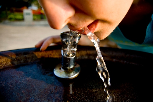 שתיית מים מופלרים שומרת על בריאות השן