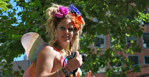 צלמת בלבוש פיה במצעד הגאווה 2013 בסן פרנסיסקו