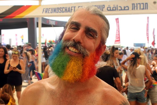 אוהד חורי עם זקן צבוע בצבעי גאווה