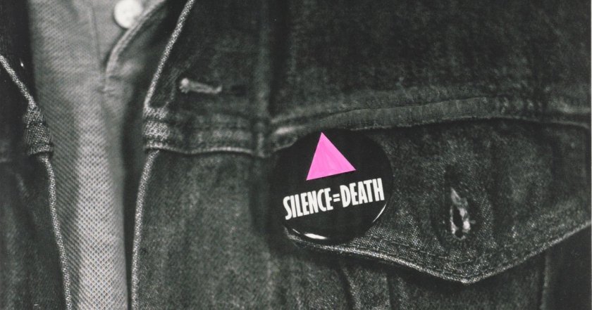 ז'קט ג'ינס עם סיכה שעליה כתוב "שתיקה=מוות" ומצוייר משולש ורוד