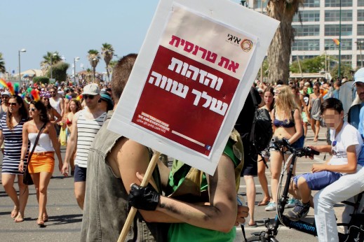 זוג אוחז שלט של איגי שכתוב עליו: "את טרנסית והזהות שלך שווה"